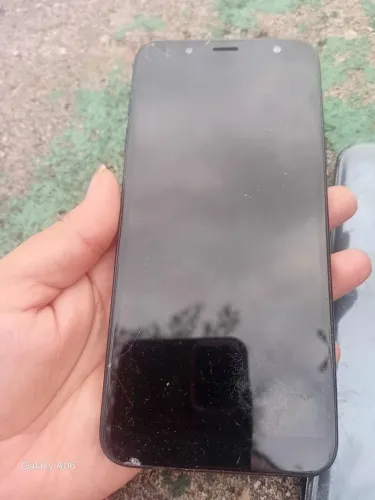 2 celulares quebrados para retirada de peças