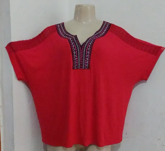 BLUSA FEMININA COM BORDADO NO DECOTE E VAZADO NAS MANGAS