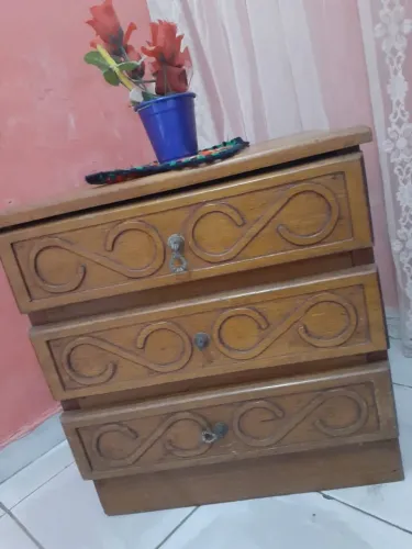 Cama e Criado Mudo feitos em madeira maciça nobre