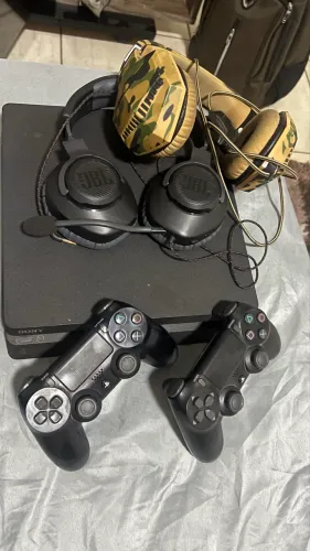 Ps4 Slin 1TB com 2 headset 