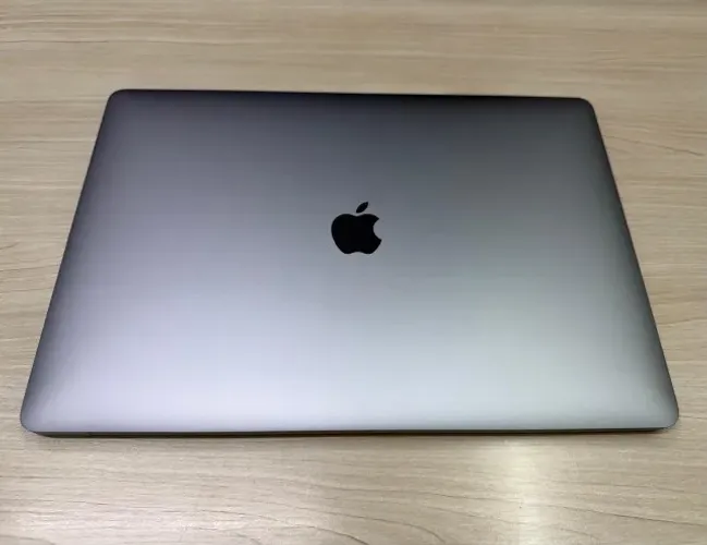 Apple MacBook Pro 15" Retina - Intel Core i9 - 32 GB - SSD 1 TB