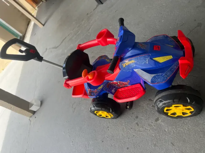 Carrinho com empurrador e pedal do homem aranha