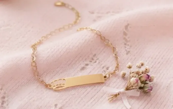 Pulseira Infantil Bebê Placa Gravação de Nome com Coroa Folheada Ouro 18k