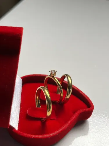 Par de Alianças Abaulada 3mm + Anel Solitário + Caixinha Banho Ouro 18K promoção