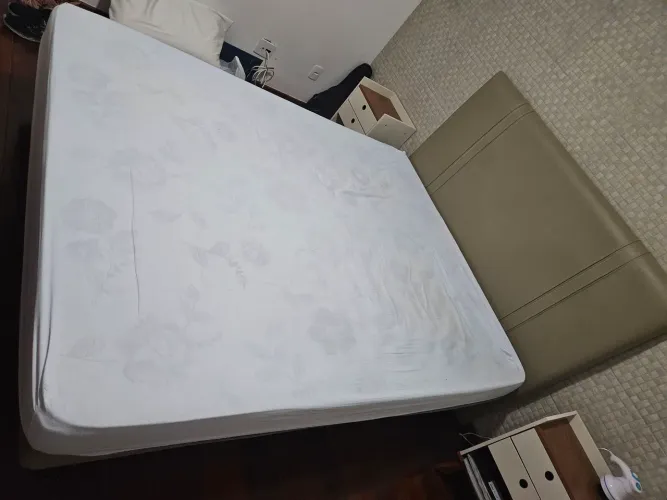 Cama Queen colchão cabeceira e 2 criados mudos