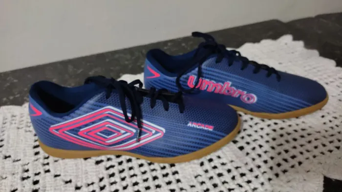 Vendo chuteira da umbro tamanho 42 