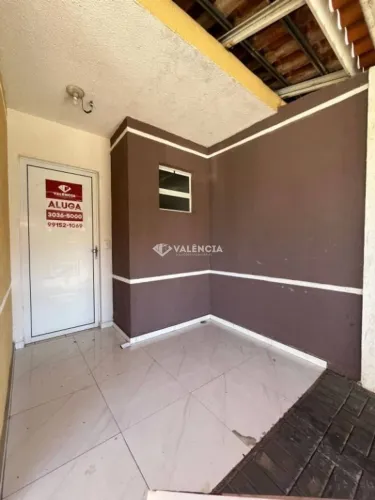 Casa para locação em condomínio com 2 quartos por R$1.500,00 na Rua Tranquilo Noro no Bair