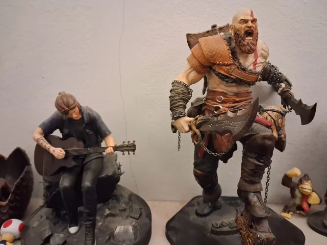 Actions figures Kratos e Ellie
