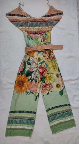 Macacão Floral com cinto ombro a ombro M