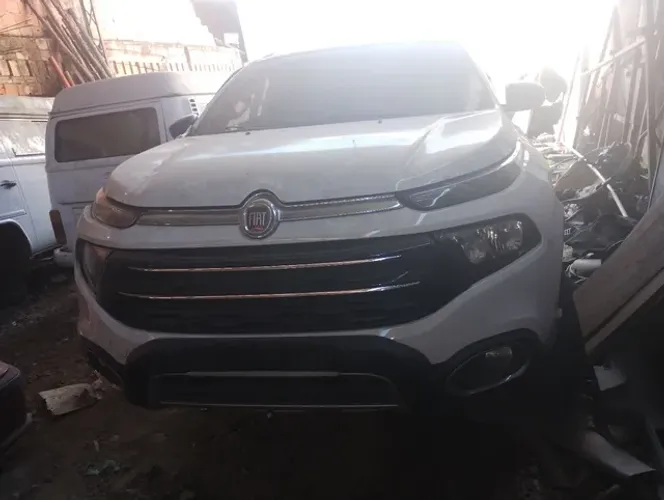 Capô da Fiat Toro 2021 retirado