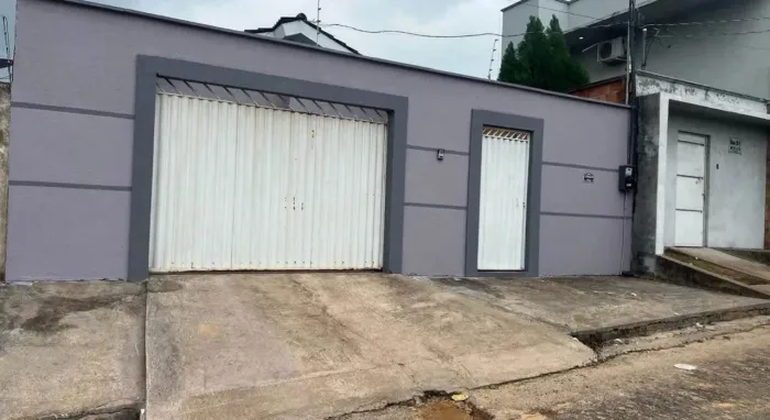 Casa a venda com garagem e portão eletrônico 
