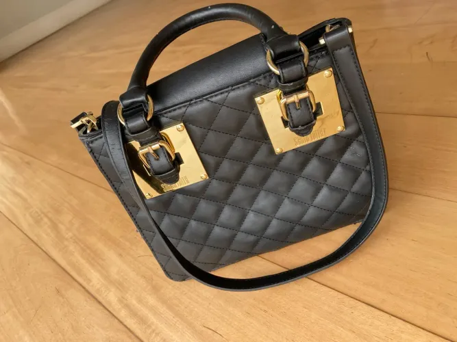 Bolsa Feminina Santa Lolla Preta com Detalhes Dourados