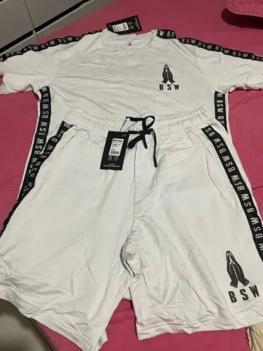 Camiseta BSW branca com detalhes pretos