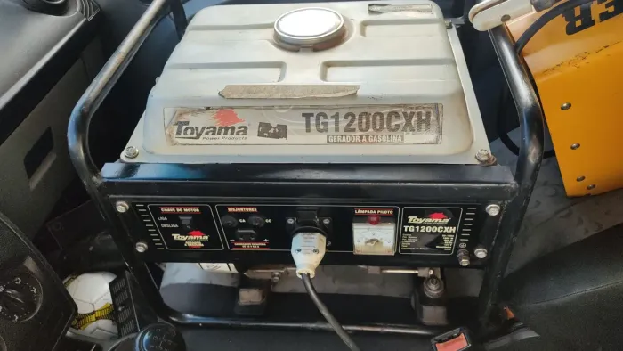 Vendo ou troco Gerador a gasolina Toyama precisa de manutenção!