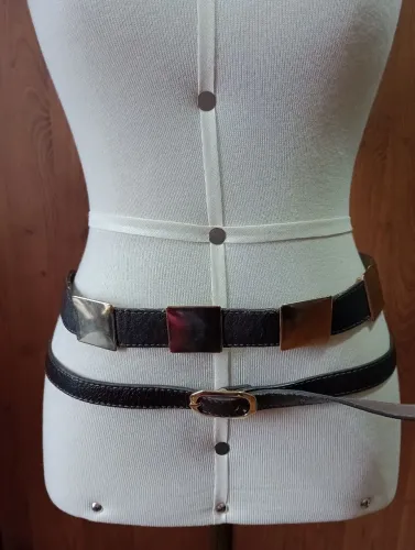 Maxi cinto marrom em couro com detalhes dourados