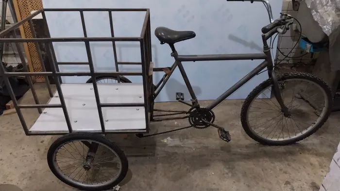 Triciclo de carga só a vista