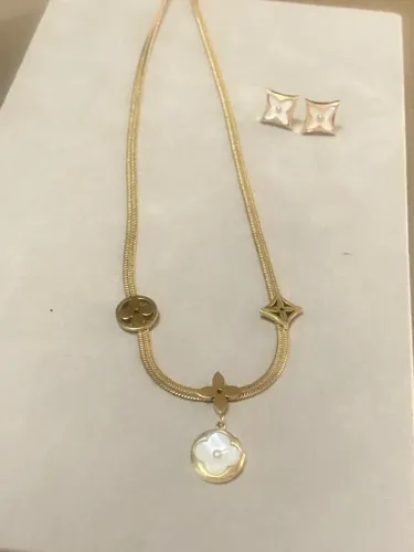 Conjunto de colar e brincos dourados de aço