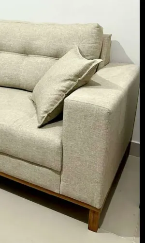 Sofá retrô com acabamento no veludo 