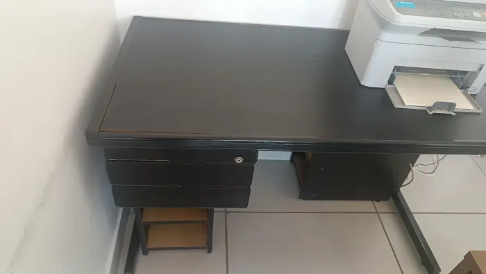 Mesa de escritório preta com gavetas