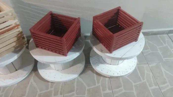 Cachepôs decorativos com carretel
