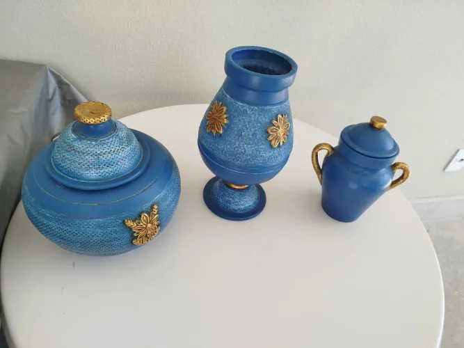 Conjunto de vasos decorativos azuis com detalhes dourados