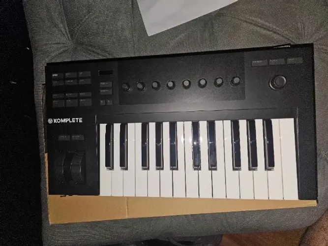 Teclado controlador MIDI Komplete Kontrol A25