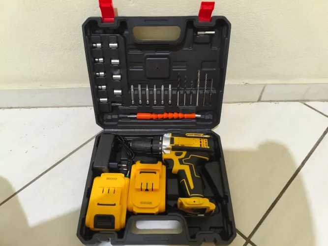 Furadeira e parafusadeira 21v com duas baterias 