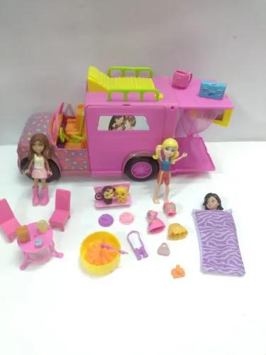 Polly com trailer e acessórios e 3 bonequinhas em excelente estado 