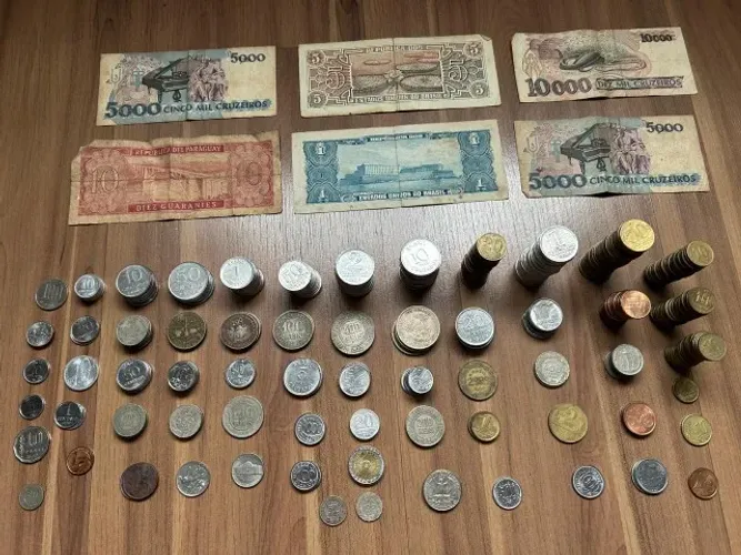 Cédulas e moedas antigas