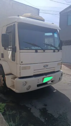 Caminhão  baú  ford cargo 24/28