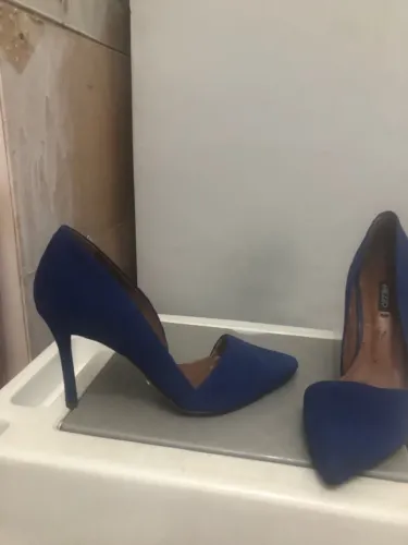 Sapatos Azuis de Salto Alto - Elegância em Cada Passo