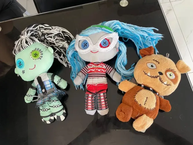 Vendo três bonecos monster high pelúcia.