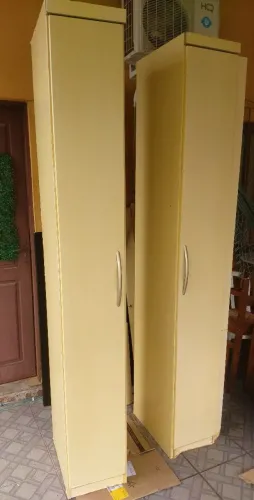 Armário Vertical Multiuso em ótimo Estado.