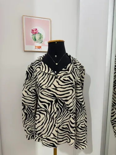 Camisa feminina estampa bege e preta