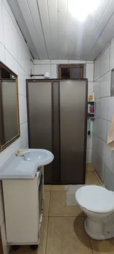 Aluga-se casa semi mobiliada na costeira do Pirajubaé  o local é morro 