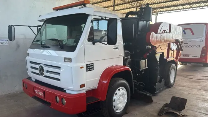 CAMINHÃO VARREDEIRA 2018