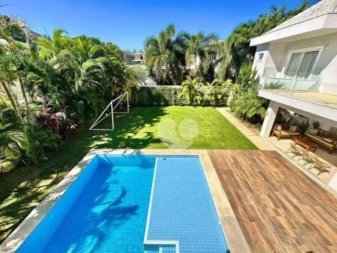 Santa Monica Jardins - Casa Triplex de Alto Padrão com 5 Suítes, campo de futebol e Placas