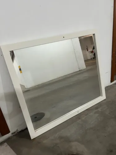 Espelho com moldura branca