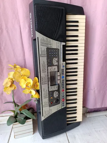 Teclado Yamaha PSR 350 já com 20 ritmos atuais 