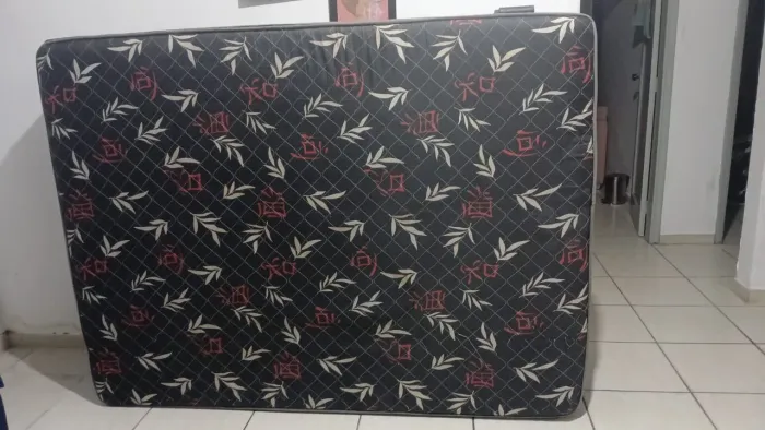 Cama com colchão acoplado e 7 pezinhos