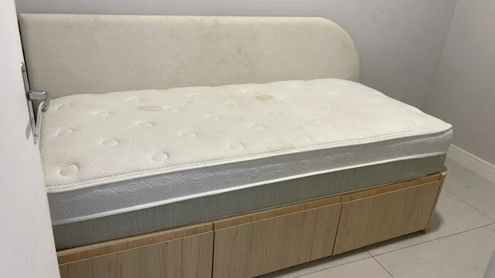 Cama de solteiro com painel