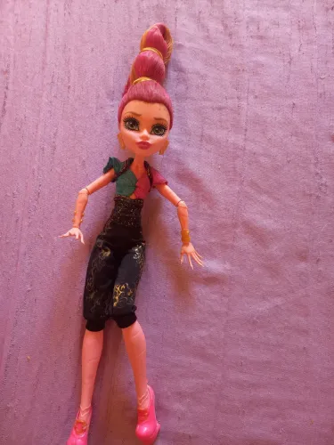 Vendo monster high gigi grant usada