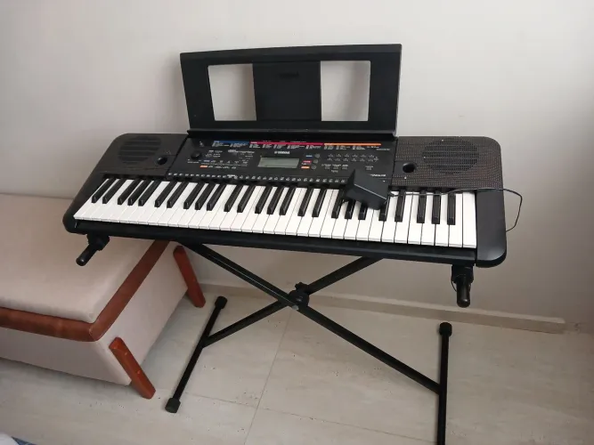 Teclado Yamaha PSR E263 + Capa + Suportes e Fonte