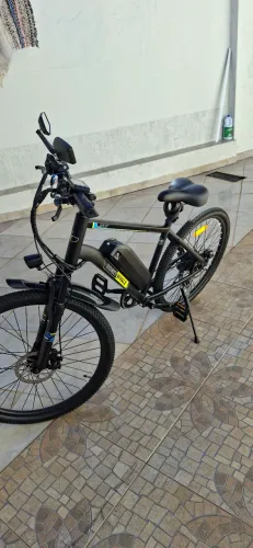 Bicicleta elétrica bem nova sem detalhes
