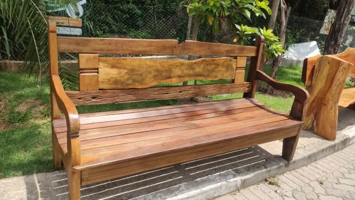 Banco de madeira de demolição lindo para varanda 