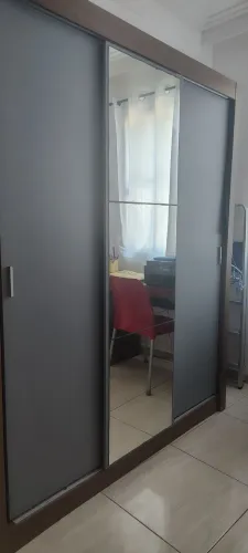 Roupeiro com espelho