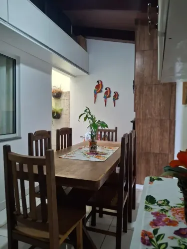 Sobrado em condomínio fechado, 3Q sendo 2 suítes, área de lazer com piscina, churrasqueira
