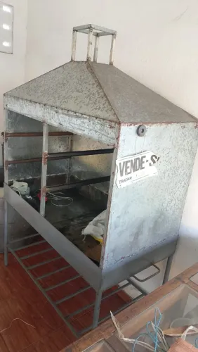 Churrasqueira para assar frango, 4 grelhas ,8 espetos novos , usados apenas uma vez