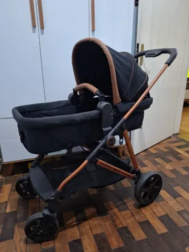 Carrinho de bebê com moisés