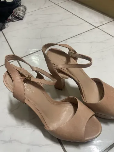 sandália Arezzo, tamanho 37, de salto bloco, na cor nude